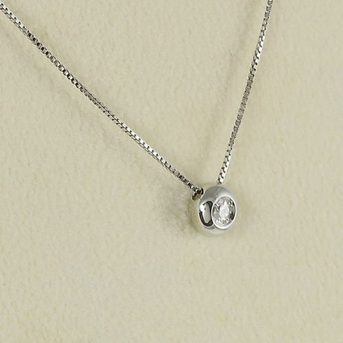 Girocollo con 'punto luce' centrale, diamante ct 0,05 E/F - VS. Oro bianco 18Kt